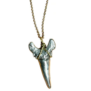 BI-COLOR SMALL  SHARK TOOTH 60cm NECKLACE