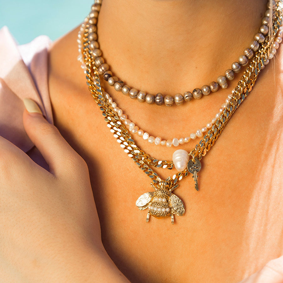 bee-pearl-necklace