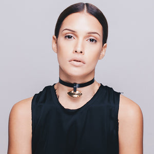 modern-forms-lip-texturized-gold-plated-choker.